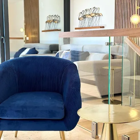 아파트 Luxurious Penthouse With Pool Close To The *