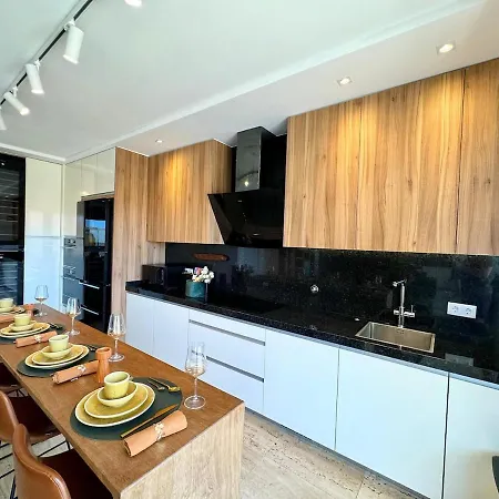 Luxurious Penthouse With Pool Close To The شقة *
