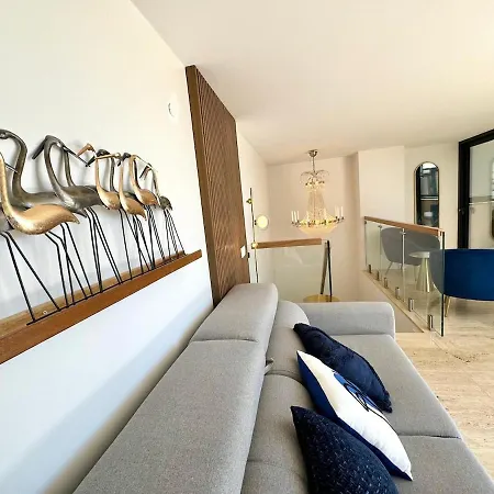 아파트 Luxurious Penthouse With Pool Close To The