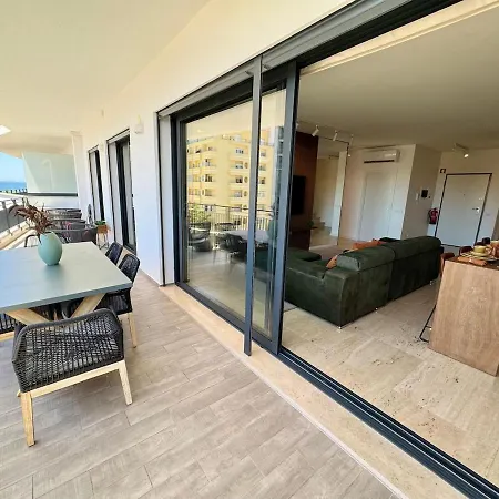 아파트 Luxurious Penthouse With Pool Close To The *