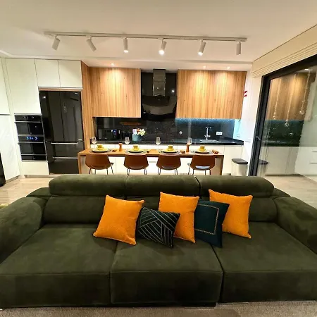 Luxurious Penthouse With Pool Close To The بورتيماو